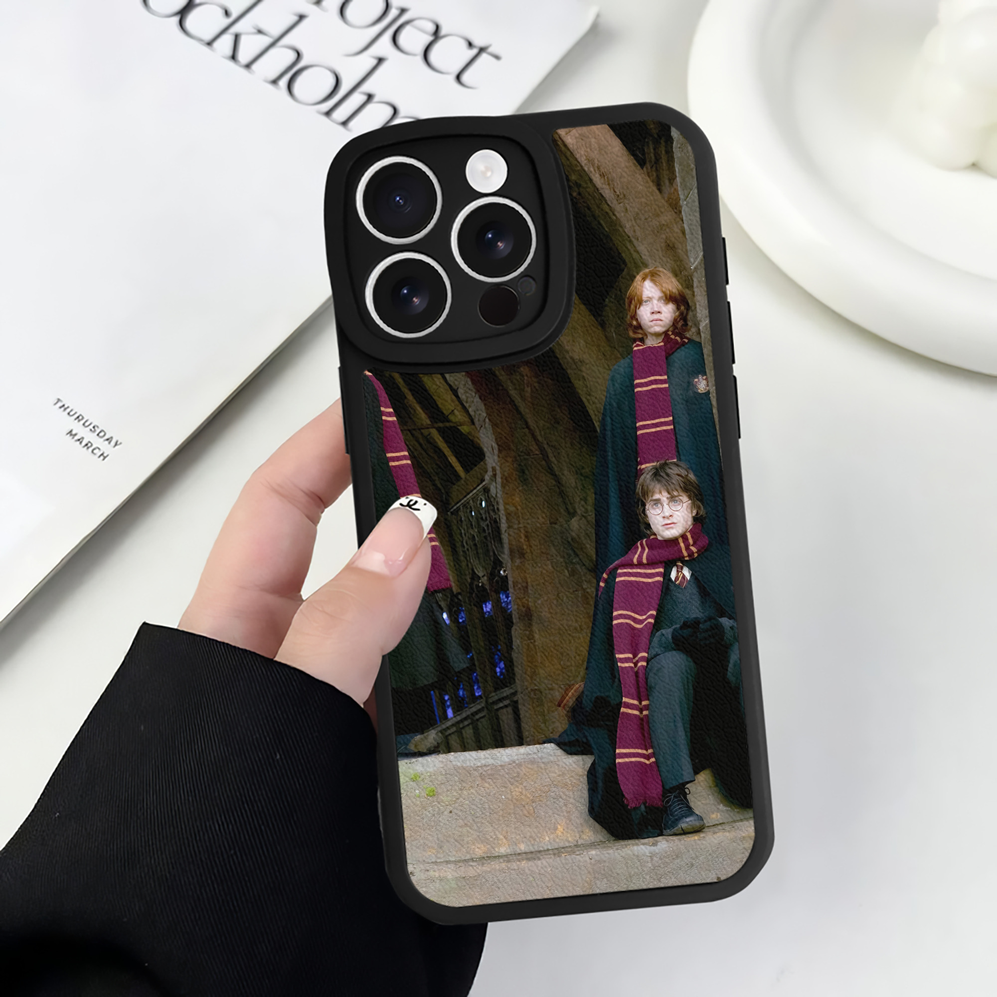 （画像用） Harry Potter ハリー・ポッターシリーズ 【iPhone 16シリーズ対応】シリコンスマホケース（レザー調） 材質：シリコン